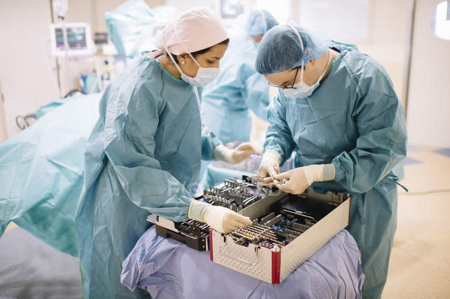 Medici che scelgono strumenti chirurgici — Foto stock