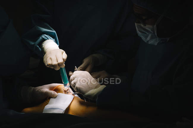 Chirurgen operieren an Sehne — Stockfoto