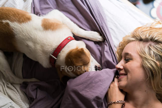 Mulher brincando com cão — Fotografia de Stock