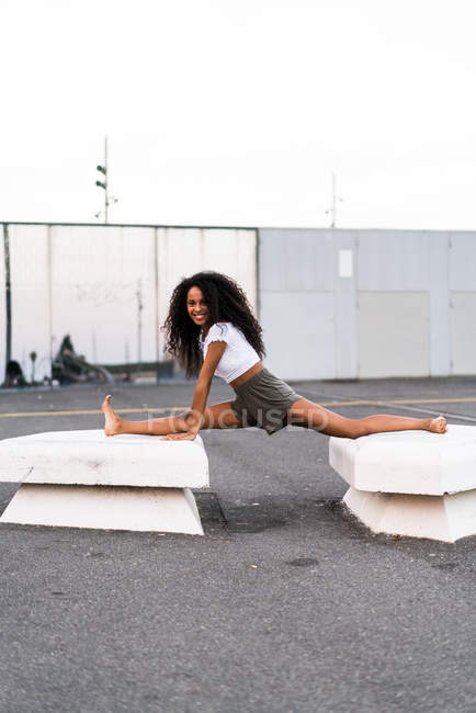 Africano donna facendo stringa esercizio — Foto stock
