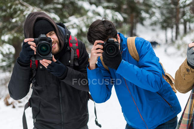 Dois machos tirando foto — Fotografia de Stock