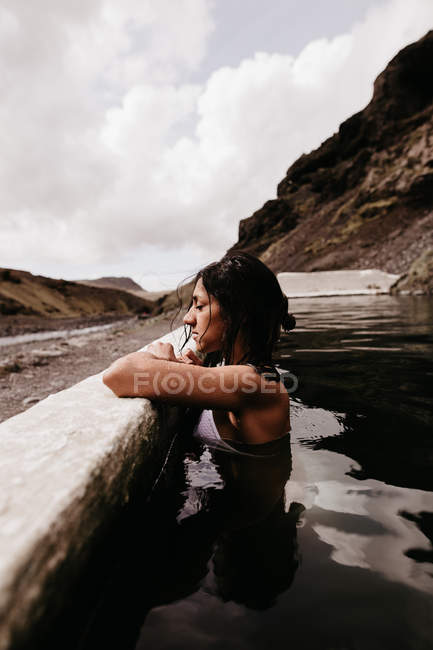 Frau entspannt sich in heißer Quelle — Stockfoto