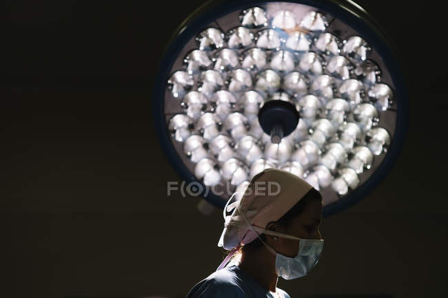 Lampe sur chirurgien pendant l'opération — Photo de stock