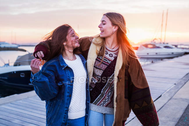 Frauen haben Spaß bei Sonnenuntergang — Stockfoto