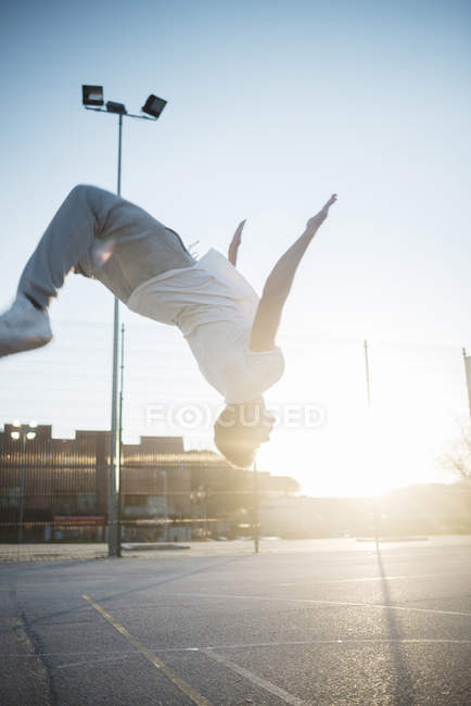 Homem fazendo backflip — Fotografia de Stock