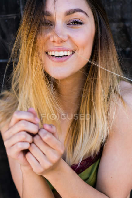 Смеющаяся симпатичная девочка — стоковое фото