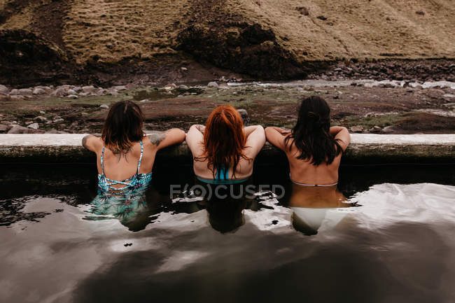 Tres mujeres en primavera termal - foto de stock