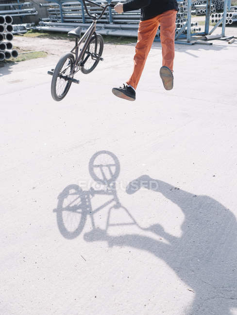 BMX jumper in motion — Stock Photo