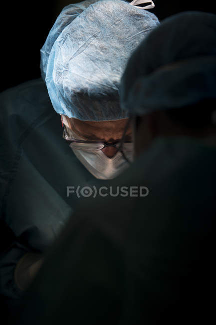 Operación de procesamiento de cirujano enfocado - foto de stock