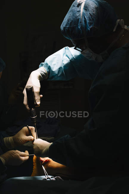Arzt bearbeitet Bohrer während des Betriebs — Stockfoto