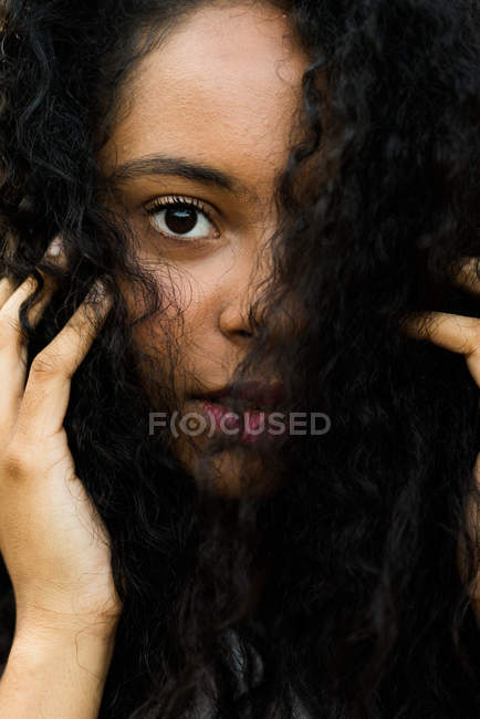 Close-up mulher encaracolado — Fotografia de Stock