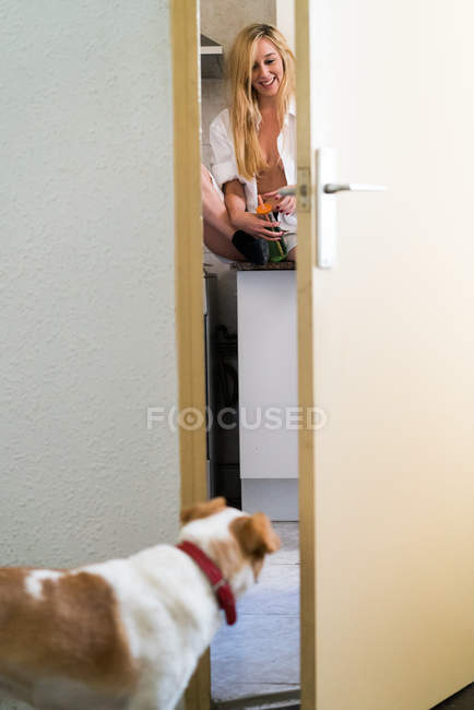 Жінка дивиться на собаку — стокове фото