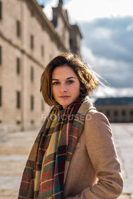 Молода жінка в пальто позує — стокове фото