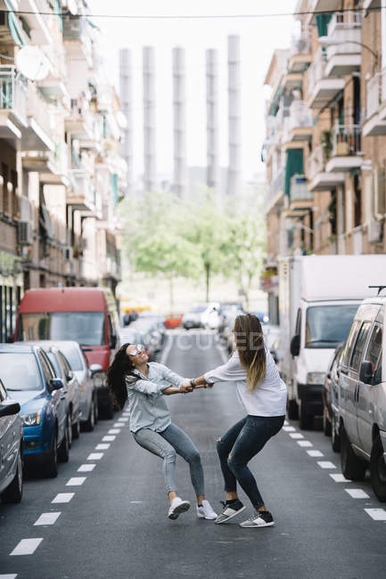 Веселые девушки веселятся на улице — стоковое фото