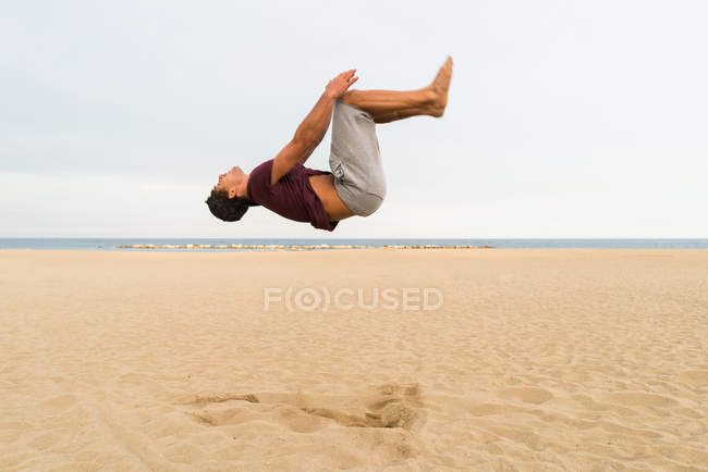 Side view of man in jump — Stock Photo
