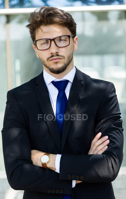 Hombre serio en traje formal - foto de stock
