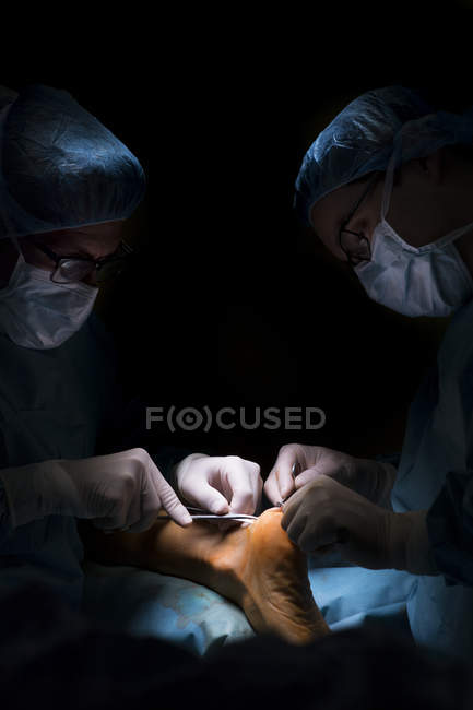 Chirurgien faisant l'opération — Photo de stock