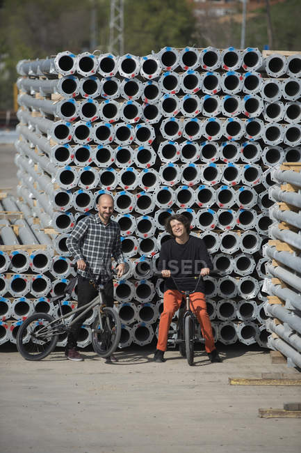 Personas con las bicicletas BMX - foto de stock