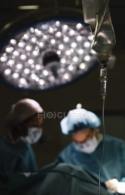 Cirujano haciendo operación - foto de stock