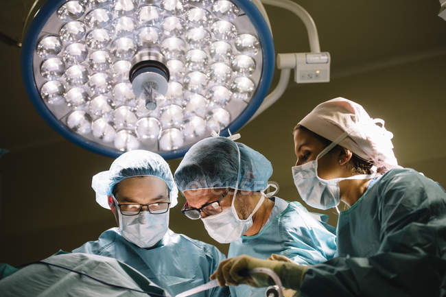 Surgeon making operation — Stock Photo