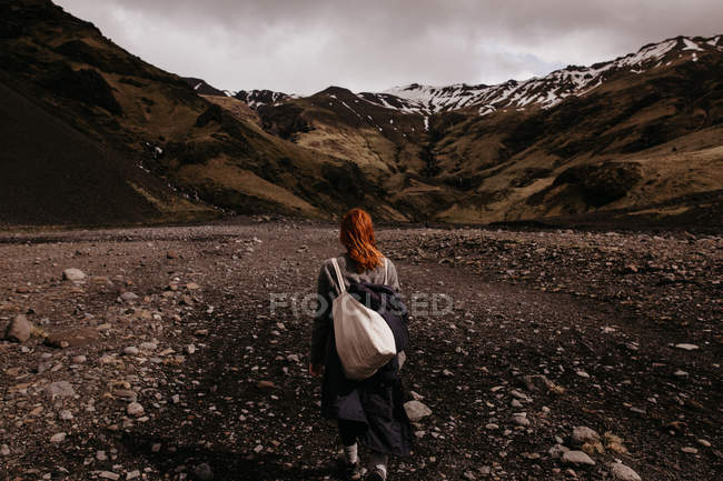 Femme posant sur fond de montagnes — Photo de stock