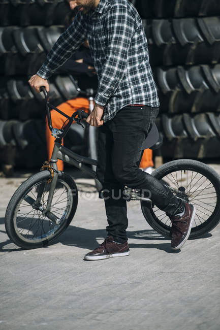 Hombre caminando con bicicleta BMX - foto de stock