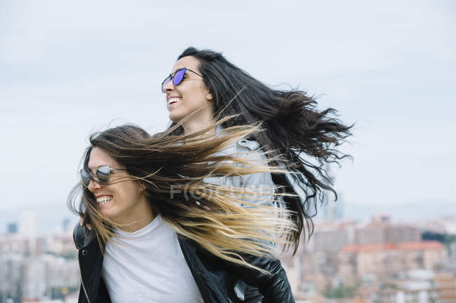 Счастливые женщины, веселящиеся — стоковое фото
