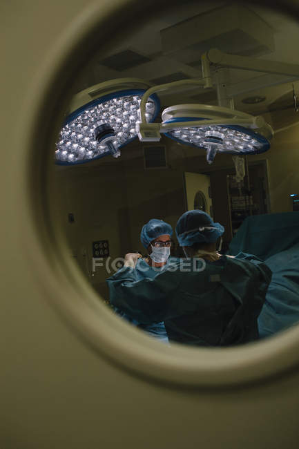 Медики делают операцию в больнице — стоковое фото