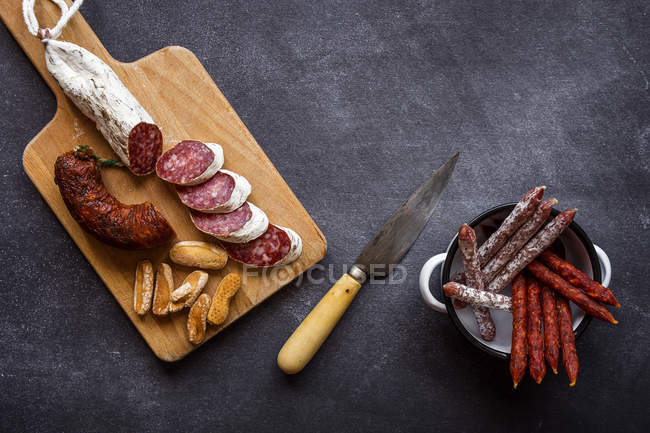 Tablero con salami en rodajas - foto de stock