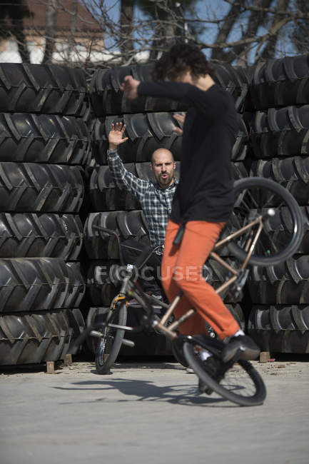 Hombre montando BMX - foto de stock