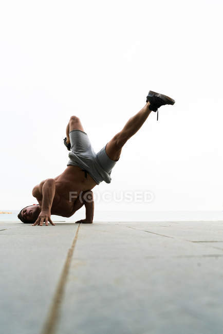 Homem dançando pausa — Fotografia de Stock