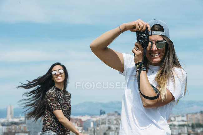Zwei fröhliche Mädchen im Sommer — Stockfoto