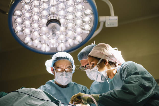 Operación de procesamiento de cirujanos - foto de stock