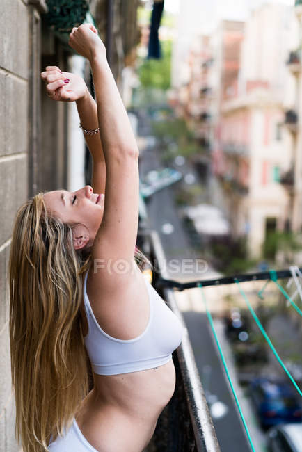 Femme au balcon le matin — Photo de stock