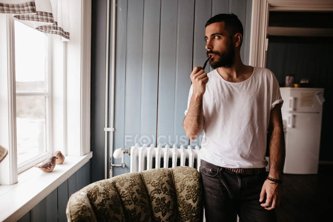 Homem fumar cachimbo dentro — Fotografia de Stock