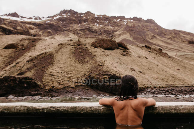 Mulher relaxante na fonte termal — Fotografia de Stock