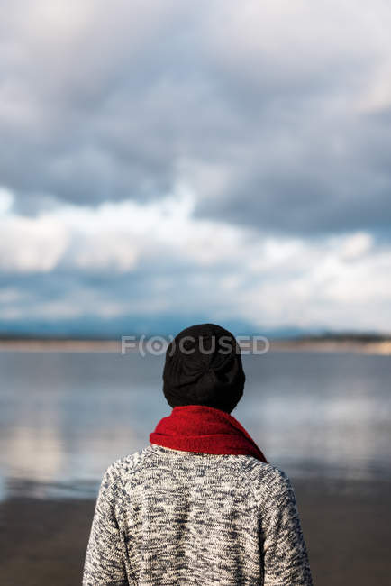 Persona che guarda il lago — Foto stock
