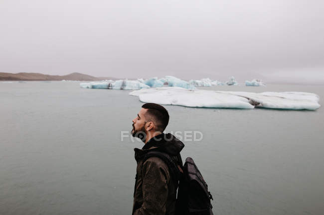 Homem barbudo no glaciar Jokulsarlon — Fotografia de Stock