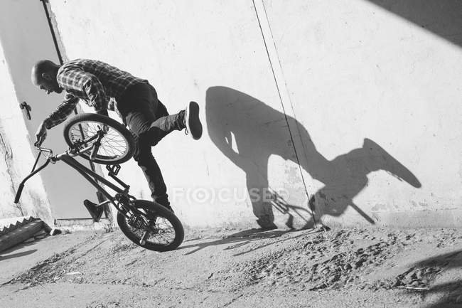 BMX piloto realizando truques — Fotografia de Stock