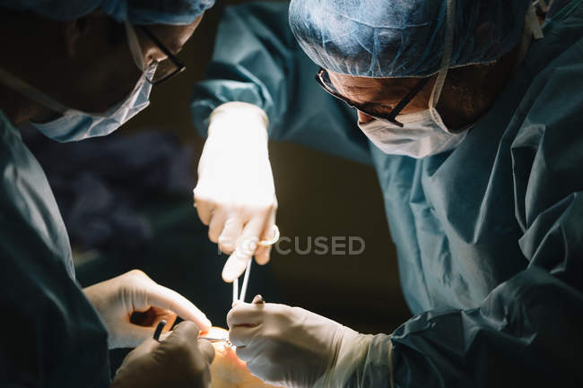 Chirurgen-Team während der Operation — Stockfoto