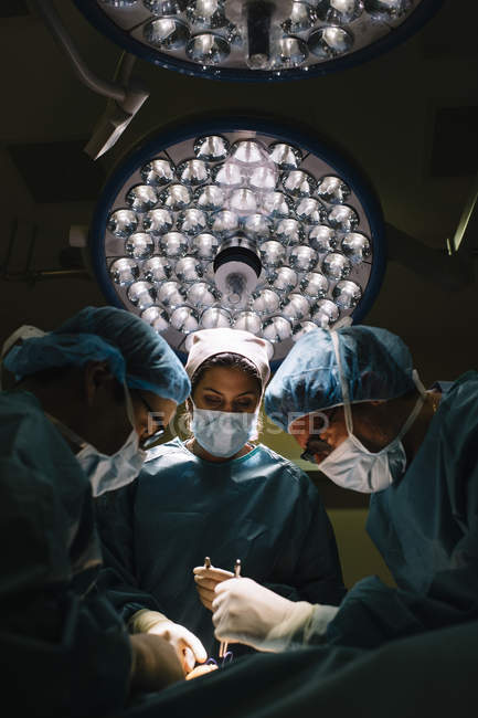 Операция бригады хирургов — стоковое фото