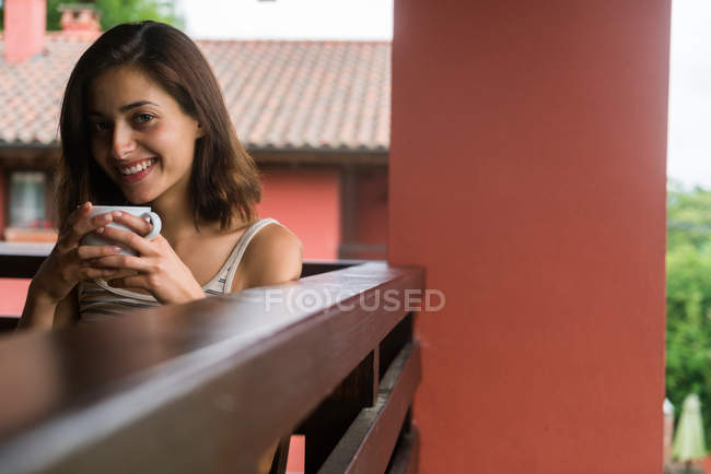 Mujer sentada con café - foto de stock