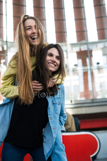 Dos chicas divirtiéndose - foto de stock