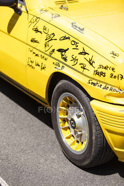 Crop auto gialla con segni personali scritti a mano — Foto stock