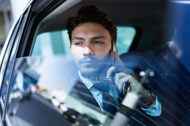 Homme d'affaires parlant au téléphone dans la voiture — Photo de stock