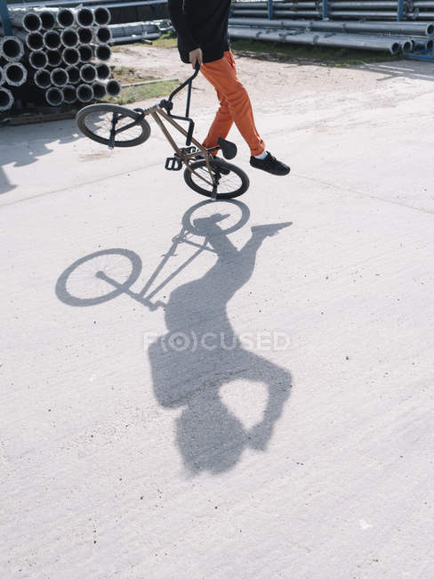 Saltador BMX en movimiento - foto de stock