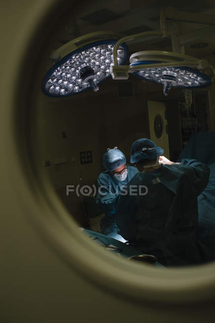 Хирурги делают операцию в больнице — стоковое фото