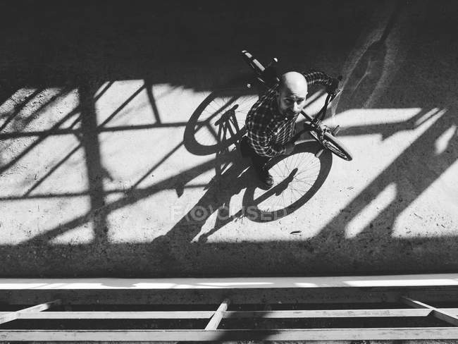 BMX гонщик, що йде з велосипедом — стокове фото