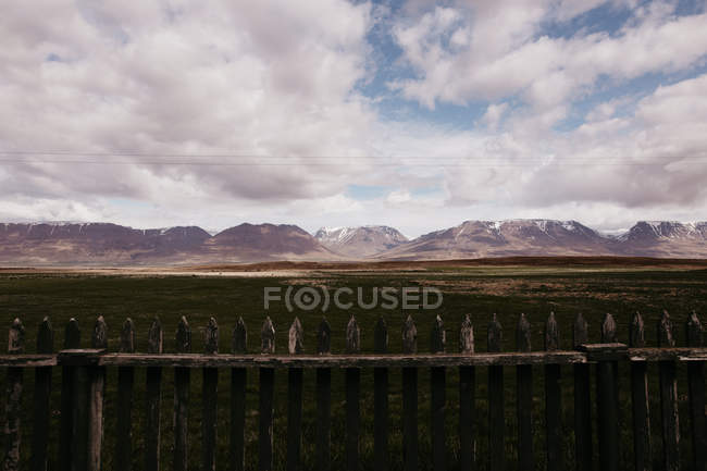 Cerca de madeira com vista para as montanhas — Fotografia de Stock
