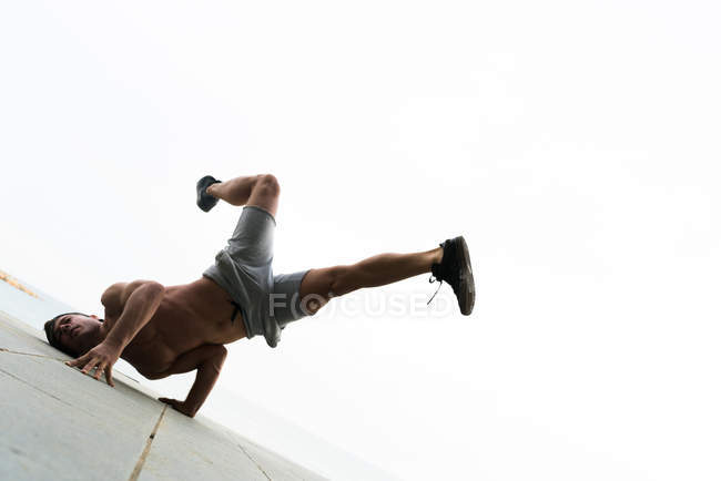 Baile de break masculino deportivo - foto de stock
